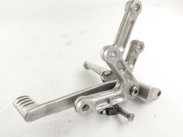 Triumph Speed ​​Triple T509 885i [1998] - Fodstøtte til højre med Holder og Brake Pedal - 0