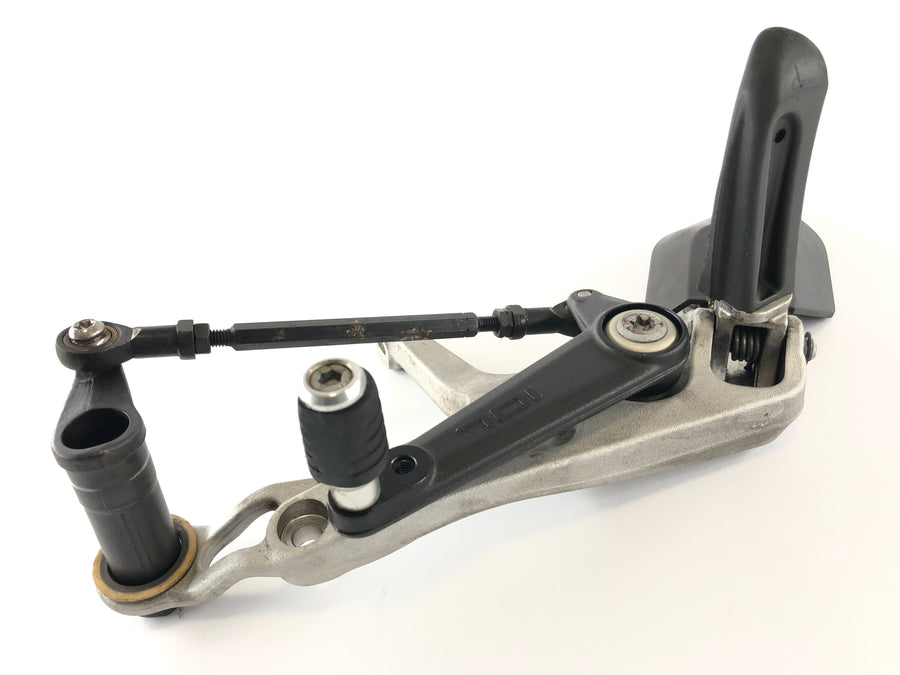 Husqvarna 701 Vitpilen [2018] - Driver's Foothrestrasta til venstre med Holder and Gear Lever
