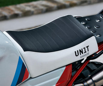 BMW R nineT 1200 Pure [2017-2023] - Vordere Sitzbank Kit aus Sky Weiß/Schwarz