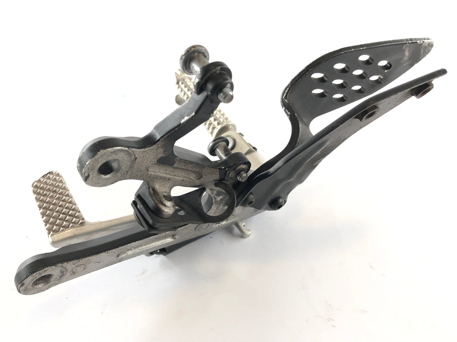 Yamaha YZF R1 RN12 [2005] - Fodstøtte til højre med Holder og Brake Pedal