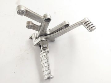 Triumph Speed ​​Triple T509 885i [1998] - Fodstøtte til højre med Holder og Brake Pedal