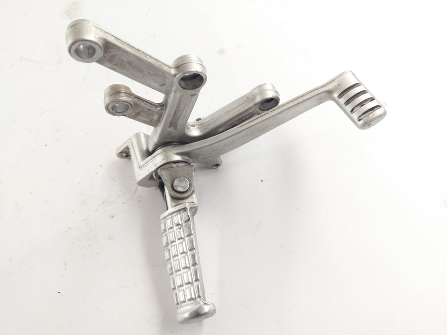 Triumph Speed ​​Triple T509 885i [1998] - Fodstøtte til højre med Holder og Brake Pedal